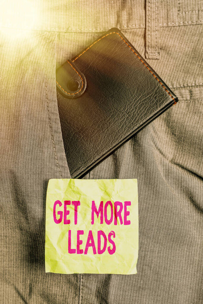 Konceptualne ręczne pisanie pokazujące Get More Leads. Business photo showcasing inicjacja zainteresowania konsumentów lub zapytanie produkty lub usługi Mały portfel wewnątrz kieszeni spodni przedniej w pobliżu notacji papieru. - Zdjęcie, obraz