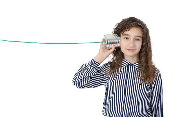 Chica joven llamada por lata puede teléfono aislado en blanco. Foto de alta resolución. Profundidad total del campo
. - Foto, Imagen