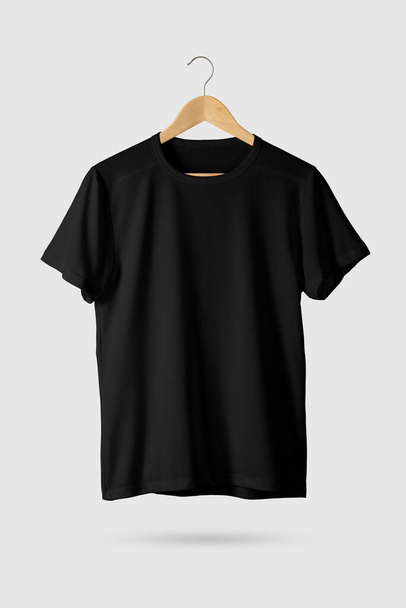 T-shirt noir maquillé sur cintre en bois, vue de face. Rendu 3D
. - Photo, image