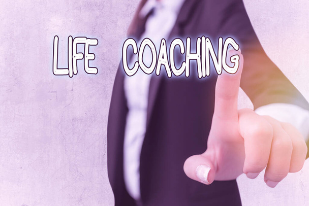 Sana kirjoittaa tekstiä Life Coaching. Liiketoimintakonsepti osoittaa työllisten auttaa osoittamaan saavuttamaan tavoitteensa uralla. - Valokuva, kuva
