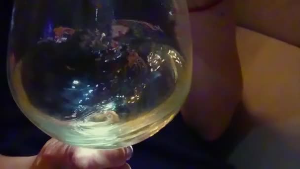 1秒間に1000フレームのスローモーションで白ワインのグラスを置く - 映像、動画