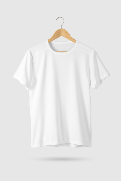 Blank White T-Shirt Mock-up no cabide de madeira, vista frontal lateral. Renderização 3D
. - Foto, Imagem
