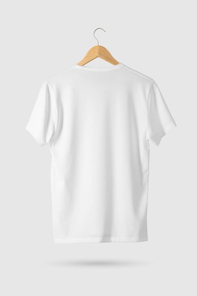 Camiseta blanca en blanco Mock-up en percha de madera, vista lateral trasera. Renderizado 3D
. - Foto, imagen
