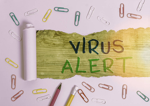 Pisanie tekstu Wirus Alert. Koncepcja biznesowa ostrzegania przed nieistniejącym zagrożeniem wirusami komputerowymi. - Zdjęcie, obraz