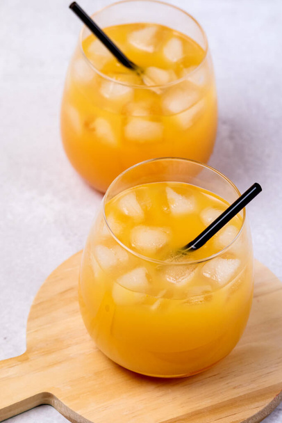 close-up glas van smakelijk sinaasappelsap gezond dieet Detox drank vitamine lichtgrijs achtergrond verticaal - Foto, afbeelding