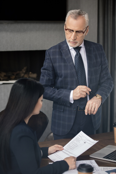 businessman looking and talking with businesswoman during business meeting  - Foto, afbeelding