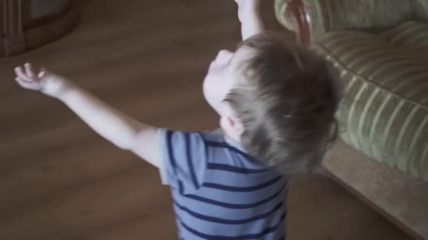 Boy catches a soap bubble - Video, Çekim