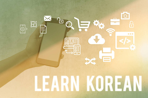 Escribir nota mostrando Aprender Coreano. Exhibición de fotos de negocios obtener conocimiento o habilidad para hablar y escribir coreano
. - Foto, imagen