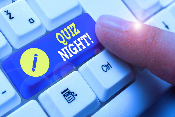 Woord schrijven tekst Quiz Night. Bedrijfsconcept voor avondtest kenniscompetitie tussen individuen. - Foto, afbeelding