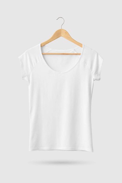 T-shirt blanc blanc blanc pour femme maquillé sur cintre en bois, vue de face. Rendu 3D
. - Photo, image