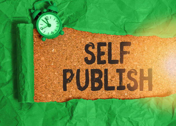 Käsitteellinen käsin kirjoittaminen osoittaa Self Publish. Business valokuva esittelee kirjailija julkaista pala niistä toimivat itsenäisesti omalla kustannuksellaan
. - Valokuva, kuva