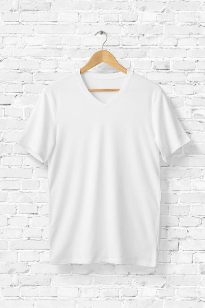Camisa blanca con cuello en V en blanco Mock-up en percha de madera, vista frontal lateral. Renderizado 3D
.  - Foto, Imagen