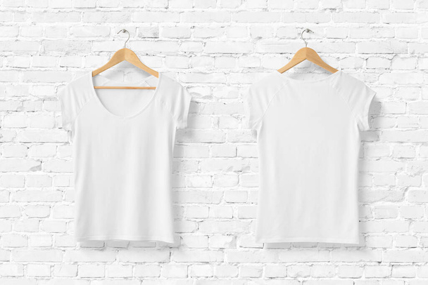 T-shirt blanc blanc blanc pour femme maquillé sur cintre en bois, vue latérale avant et arrière. Rendu 3D
.  - Photo, image
