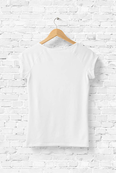 T-shirt bianca bianca bianca Mock-up su appendino in legno, vista laterale posteriore. Rendering 3D
.  - Foto, immagini