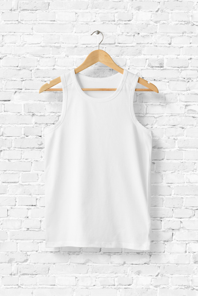 Camisa blanca en blanco sin mangas Mock-up en percha de madera, vista frontal lateral. Renderizado 3D
.  - Foto, Imagen