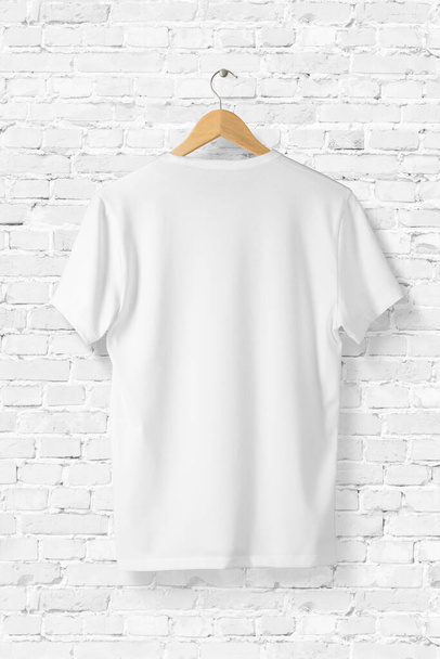 Blank White T-shirt Mock-up na drewnianym wieszaku, widok z tyłu. Renderowanie 3D. - Zdjęcie, obraz
