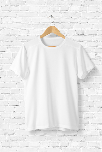 T-shirt bianca bianca bianca Mock-up su gruccia in legno, vista frontale laterale. Rendering 3D
. - Foto, immagini