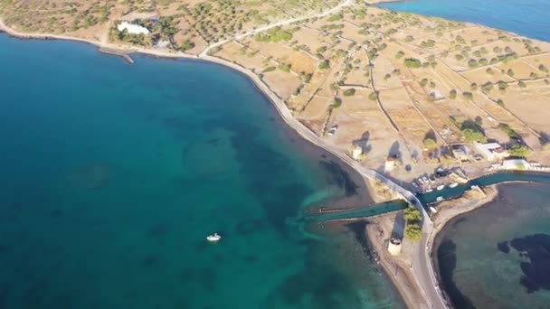 Légi kilátás egy motorcsónak egy mély kék színű tenger. Kolokitha-sziget, Kréta, Görögország - Felvétel, videó