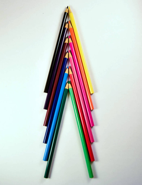 Különböző színű fa ceruzák fehér háttér. - Fotó, kép