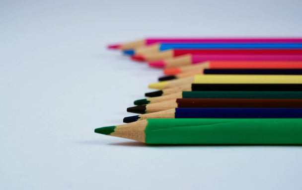 Ξύλινα μολύβια διαφορετικού χρώματος σε λευκό φόντο. - Φωτογραφία, εικόνα
