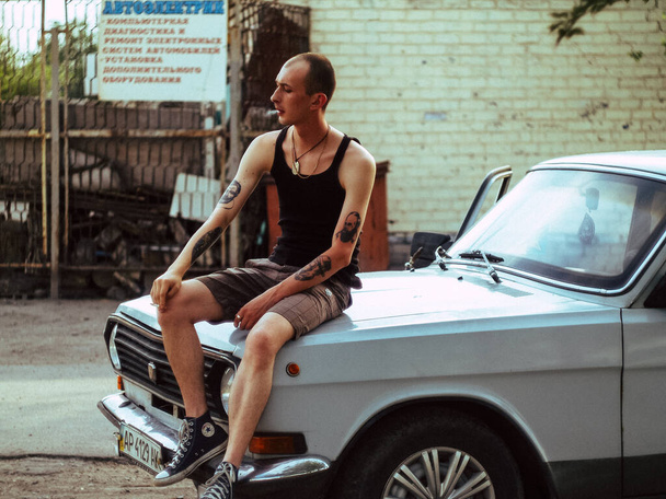 old car handsome guy with tattoo - Foto, Imagen
