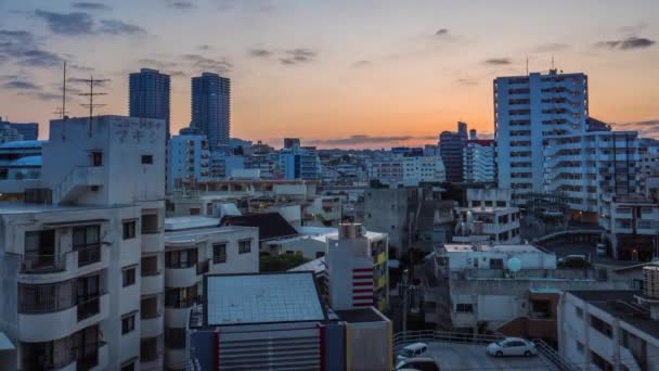 Timelapse városkép Kokusai Dori környékéről Naha-ban. Reggel lőtték le a sötét égből napkelte előtt, egészen a kék égig. Okinawa, Japán, 2018. április. - Felvétel, videó