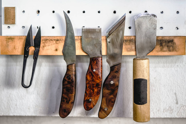 Набір шкіряних різальних інструментів, ножів і ножиць для шкіряних робіт
. - Фото, зображення