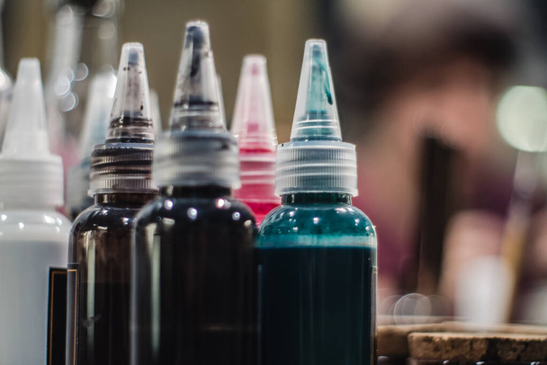 Conjunto de garrafa de cor tintura e ferramentas para tingimento de couro
. - Foto, Imagem