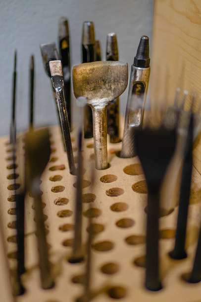 Ensemble d'outils en cuir de base, outil à poinçon, poinçonneuse en cuir, plaque à lettres
. - Photo, image