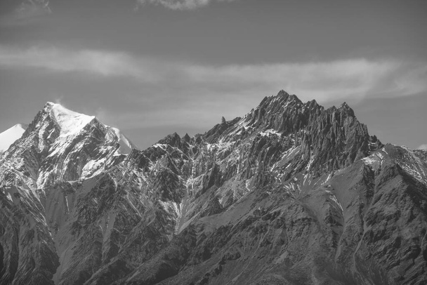 Karların engebeli ve pürüzlü zirveleri Nepal 'in Himalayalarını kapladı.. - Fotoğraf, Görsel