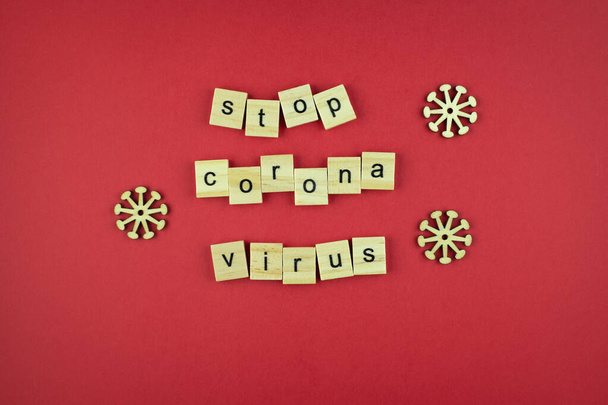 Kirjoitus Stop Coronavirus puisia kuutioita punaisella pohjalla. Malli suunnitteluun. Tekstitila
.  - Valokuva, kuva