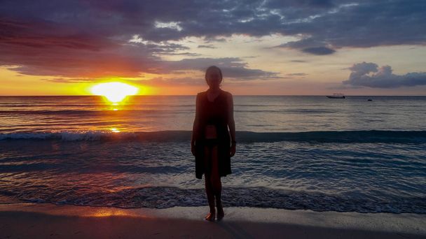 Unglaubliche jamaikanische Farben. Sonnenuntergang in der Negrier, eine Reise in die Karibik. Wunderbare Sonne - Foto, Bild