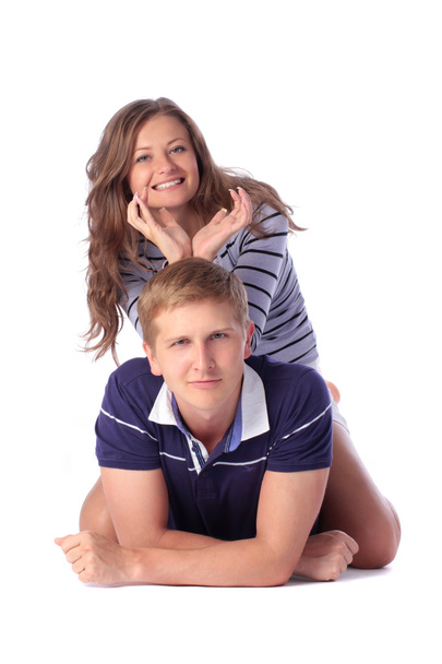 Menina segurando suas mãos em um padrão de chifre sobre seu namorado
 - Foto, Imagem