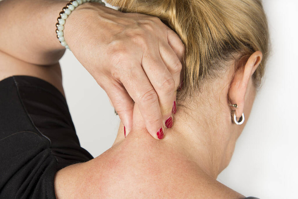 Mulheres maduras com dor no pescoço. Conceito de auto massagem
 - Foto, Imagem