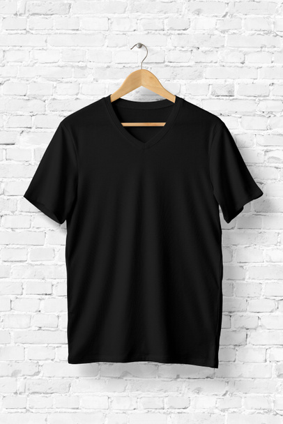 Siyah V-Neck gömlek modeli ahşap askıda, ön taraf manzaralı. 3B Hazırlama. - Fotoğraf, Görsel