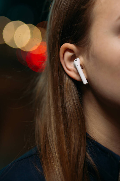 girl in white wireless headphones - Valokuva, kuva