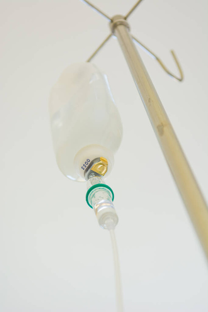 Капание внутривенного раствора, внутривенная терапия для пациента в больнице
. - Фото, изображение