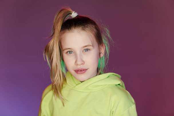 スタジオの若いスタイリッシュな女の子は、色のネオンの背景にあります。音楽DJポスターデザイン。少女ダンサーの肖像. - 写真・画像
