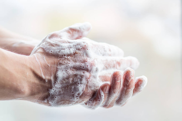 男は石鹸で手を洗う。泡を持つ泡の男の手 - 写真・画像
