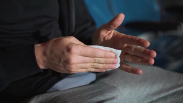 Limpar as mãos com toalhetes molhados
 - Filmagem, Vídeo