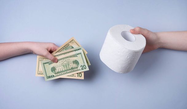 Ihmiset ostavat vessapaperia dollareilla sepelvaltimotautiepidemian aikana. välttämättömien tavaroiden puute
 - Valokuva, kuva