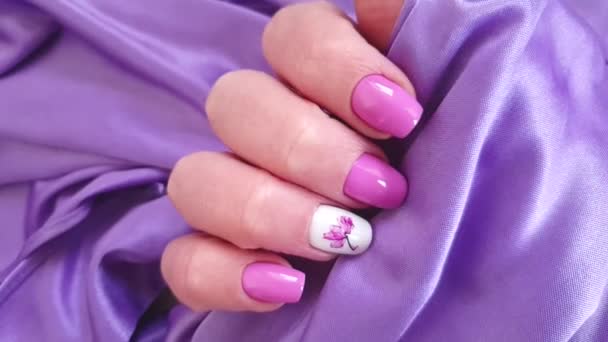 vrouwelijke hand mooie manicure zijde bloemen - Video