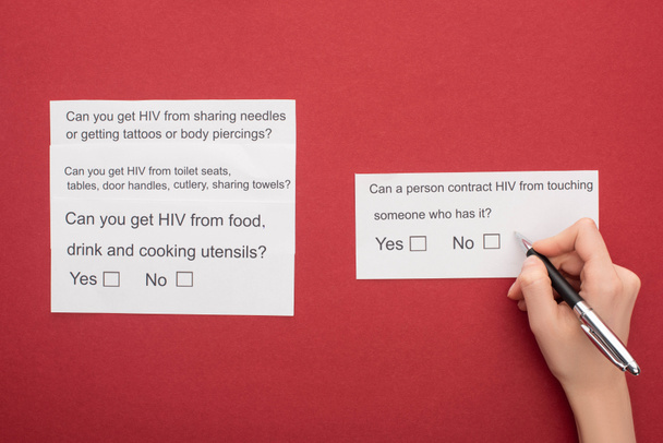 vista parcial de las mujeres que responden al cuestionario sobre el VIH en rojo
 - Foto, Imagen