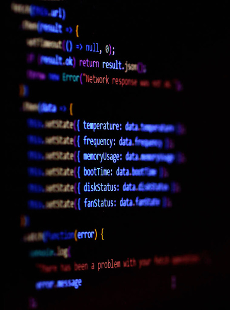 Bilgisayar ekranında yazılım programlama kaynak kodu modern Javascript, Typescript, React Framework ile ecma betik kodu. Dikey fotoğraf. - Fotoğraf, Görsel