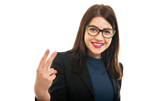 Portré fiatal üzletlány szemüveges mutatja két elszigetelt fehér háttér fénymásolás tér hirdetési terület - Fotó, kép