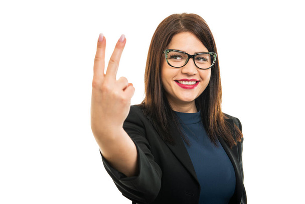 Retrato de una joven chica de negocios con gafas que muestran el número dos aislado sobre fondo blanco con área de publicidad de espacio de copia
 - Foto, imagen