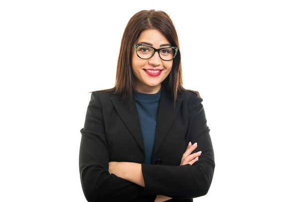 Πορτρέτο του κορίτσι των επιχειρήσεων φορώντας γυαλιά στέκεται με τα χέρια σταυρωμένα χειρονομία απομονώνονται σε λευκό φόντο με αντίγραφο χώρο διαφήμισης - Φωτογραφία, εικόνα
