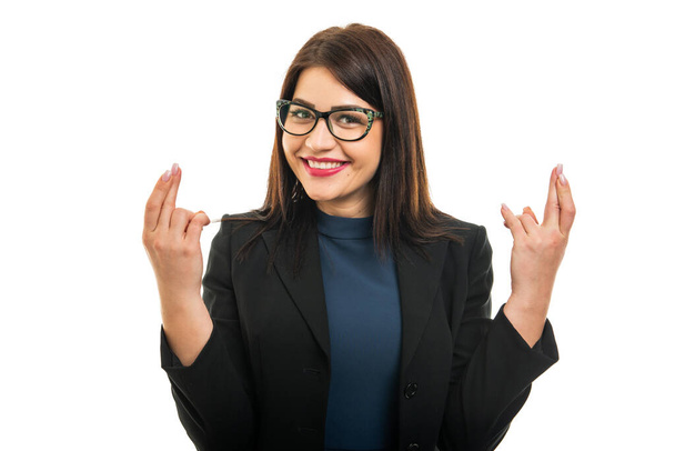 Retrato de una chica de negocios con gafas mostrando dedos dobles cruzados aislados sobre fondo blanco
 - Foto, imagen