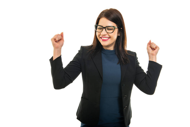 Portret van het bedrijfsleven meisje dragen maken winnaar gebaar geïsoleerd op witte achtergrond - Foto, afbeelding
