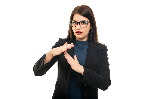 Portrét obchodní dívka nosí brýle dělat čas ven gesto izolované na bílém pozadí s kopírovat prostor reklamní plochy - Fotografie, Obrázek